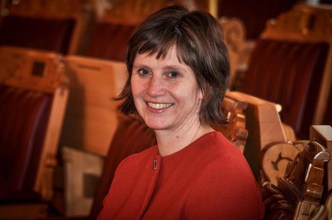 - Apotekene skal ikke kun ekspedere medisin, men også bidra til kvalitetssikring og pasientveiledning, sier Kjersti Toppe i Senterpartiet.